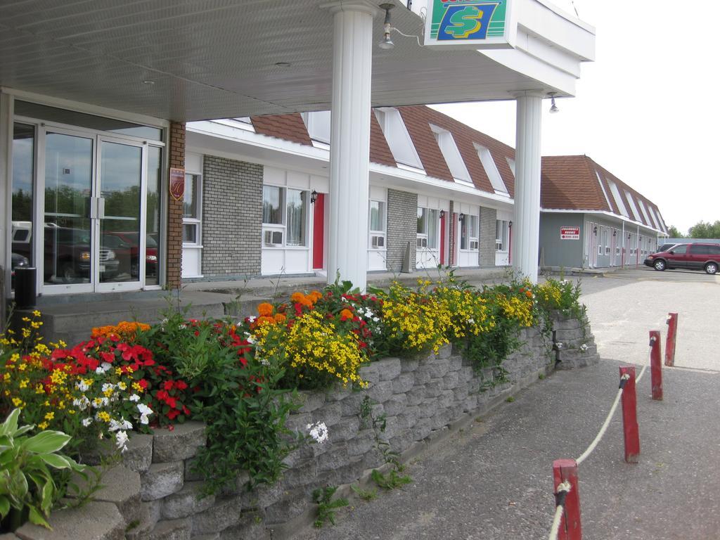 Hotel Matagami Exteriör bild